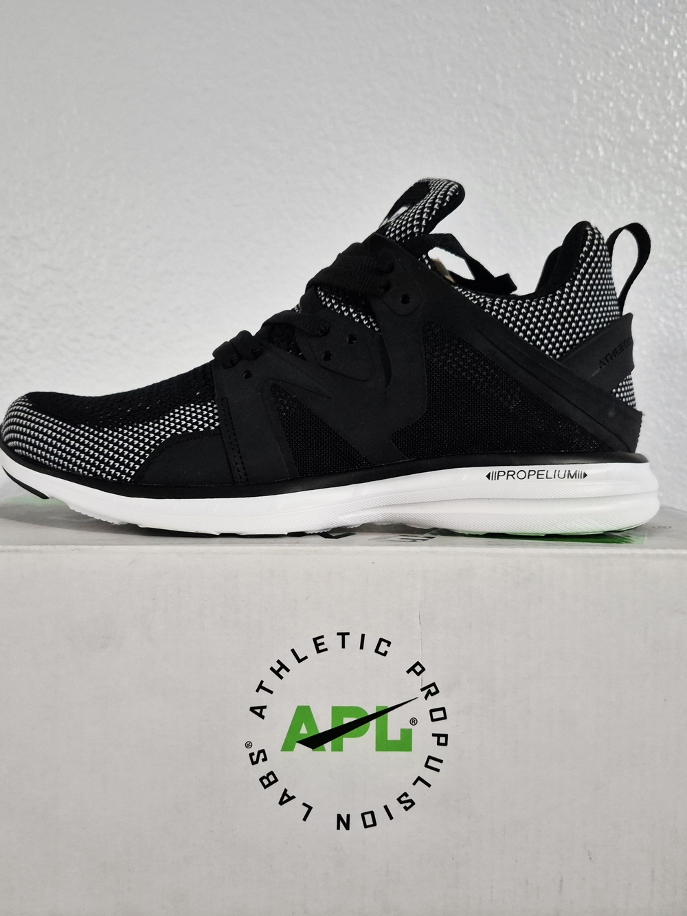 APL x ALO COLLAB Yoga Black and White Ascend Athletic Sneakers W 8.5